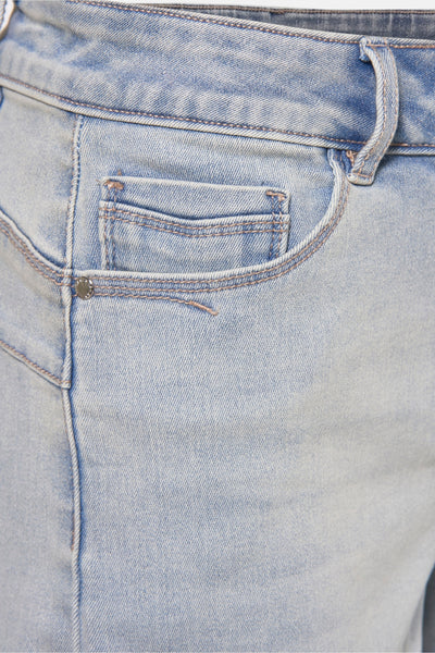 Short en denim bleu clair de Morgan de Toi avec poche gousset et coutures apparentes.
