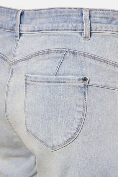 Short en denim bleu clair de Morgan de Toi, avec une poche arrière arrondie.

