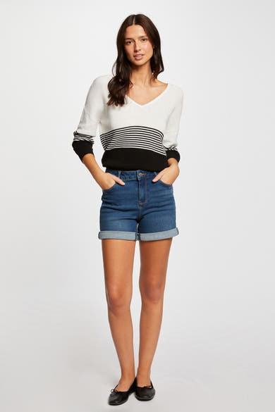 Short bleu de Morgan de Toi, porté avec un pull rayé et des ballerines noires.
