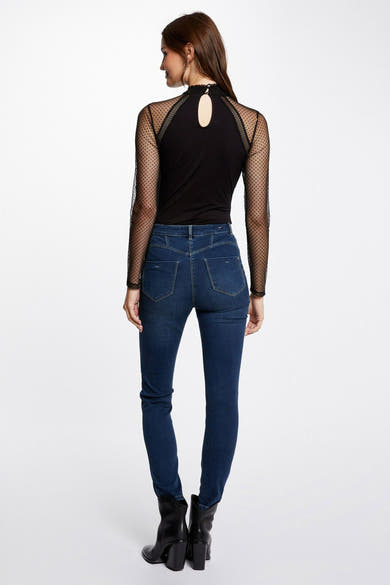 Body noir de Morgan de Toi, manches longues en tulle à pois, dos avec découpe en forme de goutte.