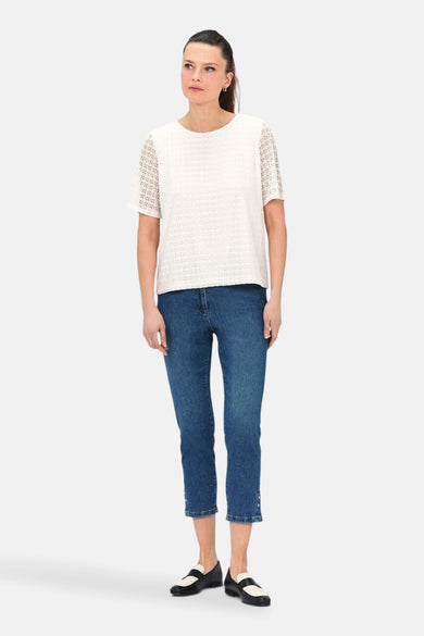 Wit T-shirt met korte mouwen van CAROLL, met een opengewerkt textuur en gedragen met een blauwe jeans.