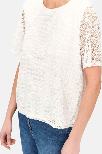Wit T-shirt met korte mouwen van CAROLL, van kant met cirkelpatroon, gedragen met een blauwe jeans.