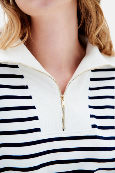 Pull à col en V bleu de CAROLL, avec fermeture éclair argentée et rayures horizontales.