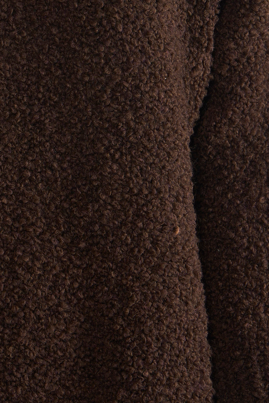 Pull à col en V marron de Terra di Siena, en maille texturée bouclée.