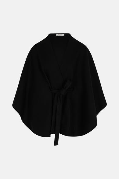 Poncho noir de Morgan de Toi avec ceinture nouée à la taille et encolure en V.