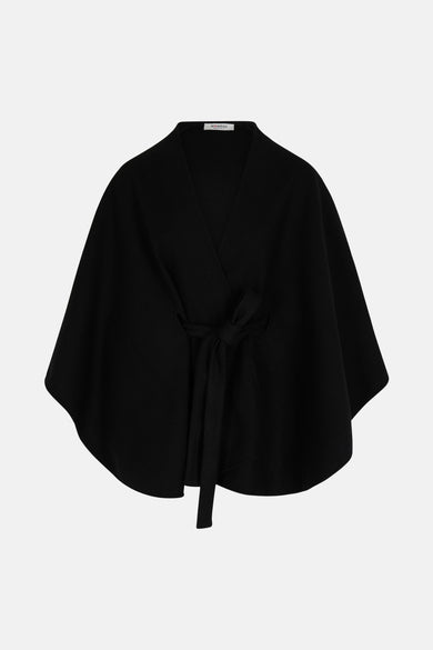 Zwarte poncho van Morgan de Toi met een strikceintuur in de taille en een V-hals.