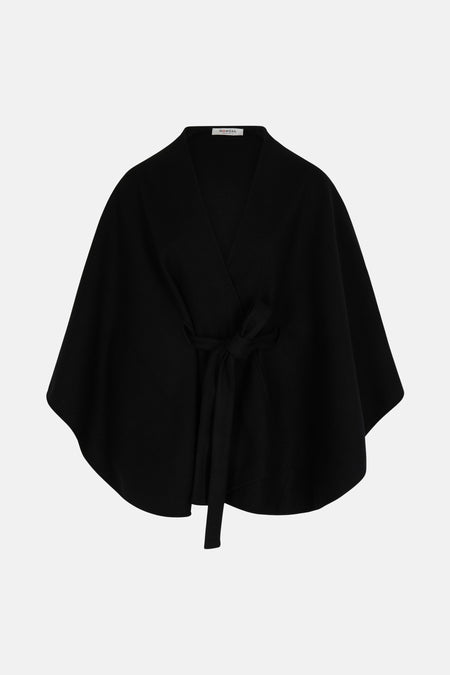 Poncho noir de Morgan de Toi avec ceinture nouée à la taille et encolure en V.