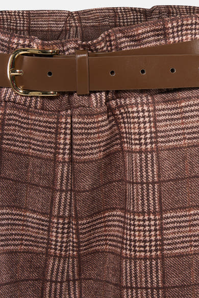 Korte bruine Terra di Siena met pied-de-poulepatroon en bruine riem met gouden gesp.