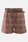 Korte geruite bruine short van Terra di Siena, met een bruine riem met gouden gesp.