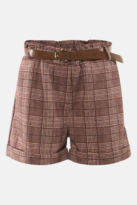 Korte geruite bruine short van Terra di Siena, met een bruine riem met gouden gesp.