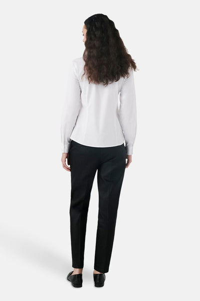 Chemisier blanc à manches longues de CAROLL, porté avec un pantalon noir, vue de dos.
