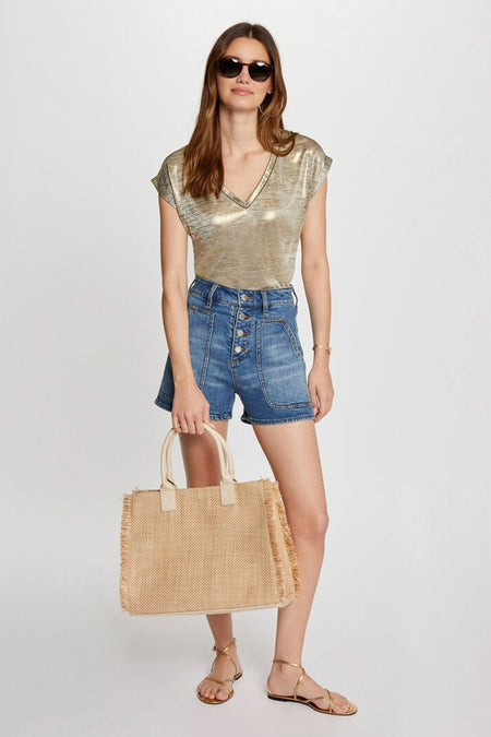 T-shirt doré à manches courtes de Morgan de Toi porté avec un short en jean et un sac à franges.