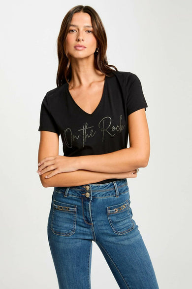 T-shirt noir à manches courtes de Morgan de Toi avec inscription strassée, porté avec un jean bleu taille haute.
