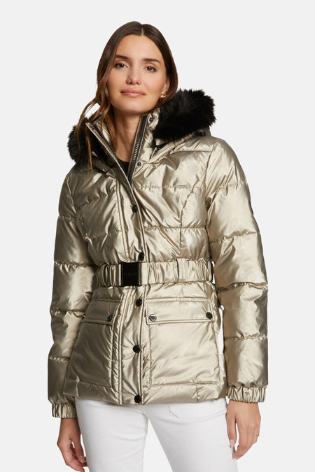 Veste courte dorée de Morgan de Toi avec capuche à fourrure noire et ceinture à boucle.