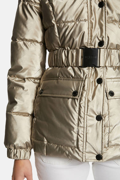 Veste courte dorée de Morgan de Toi avec ceinture à boucle noire et poches à rabat.
