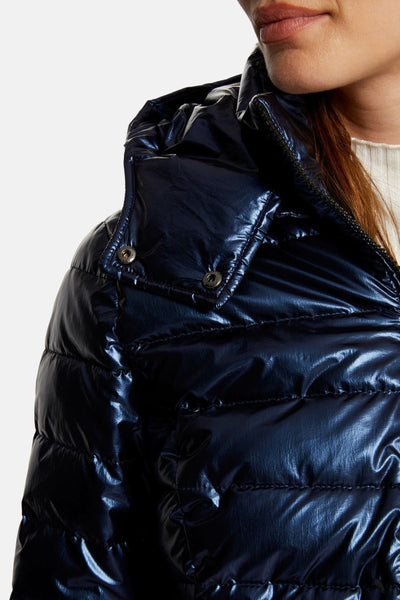 Veste courte bleue brillante de Morgan de Toi avec capuche et fermeture éclair visible.