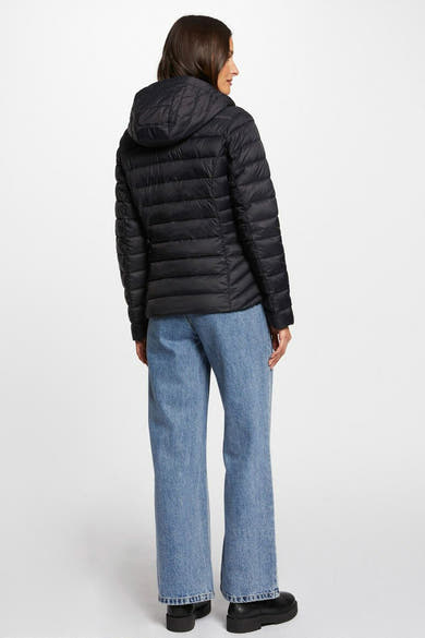 Veste courte noire de Morgan de Toi, avec capuche et porté avec un jean ample.