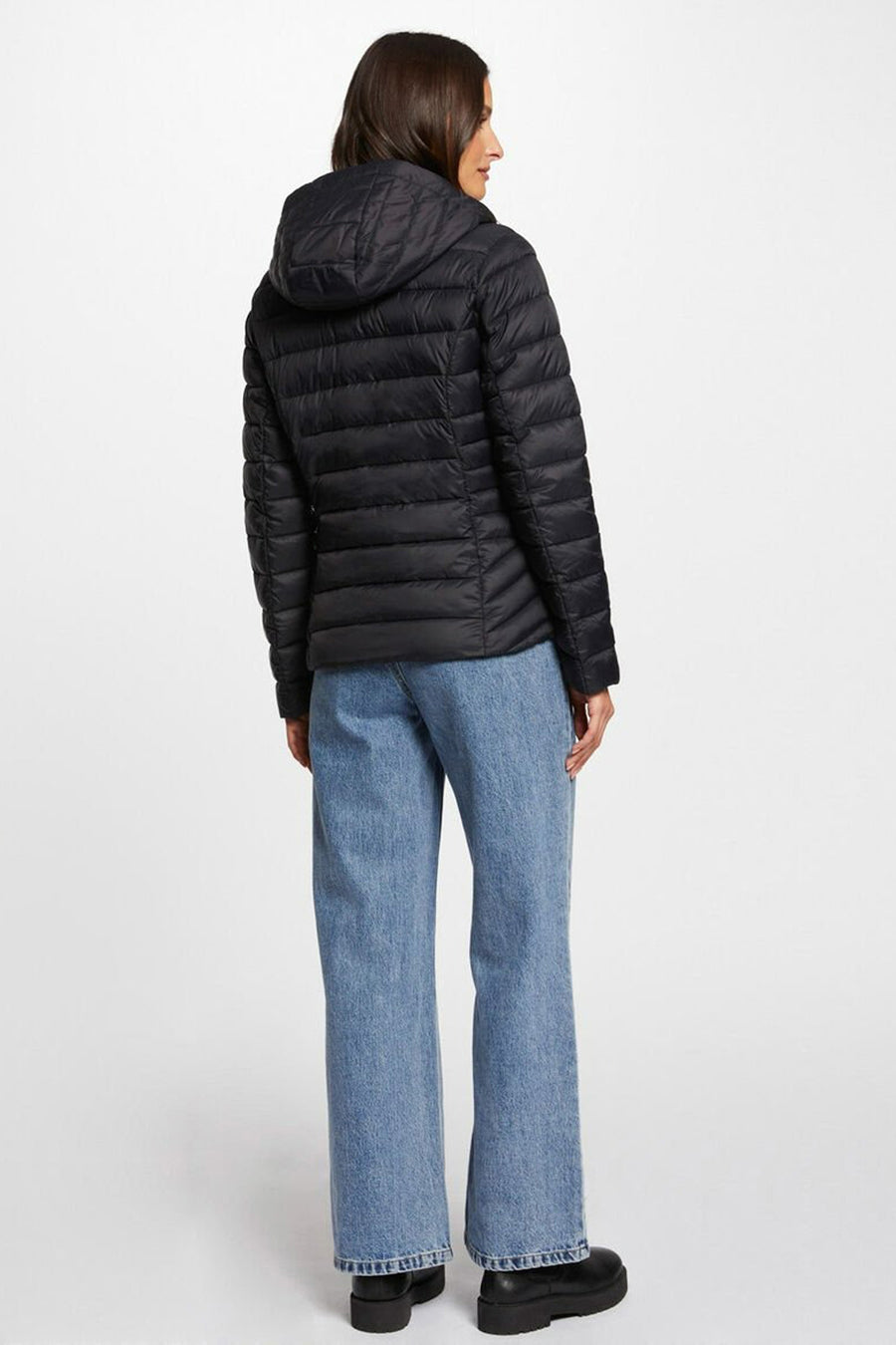 Veste courte noire de Morgan de Toi, avec capuche et porté avec un jean ample.