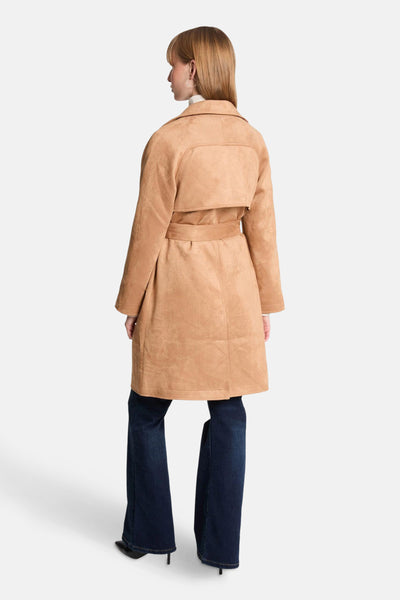 Cognac suède jas van Morgan de Toi, met riem en gestructureerde details, gedragen met een blauwe jeans.