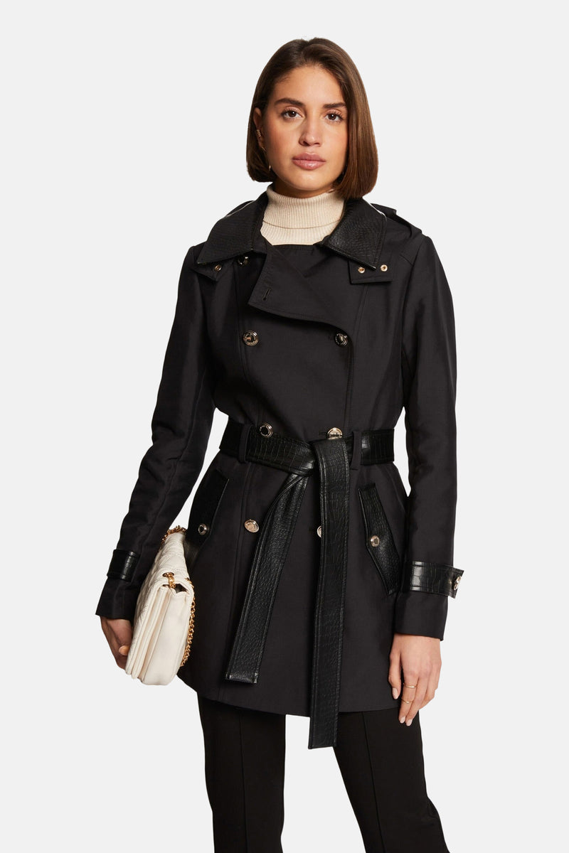 Veste noire Morgan de Toi à double boutonnage avec ceinture à effet croco et sac à chaîne crème.
