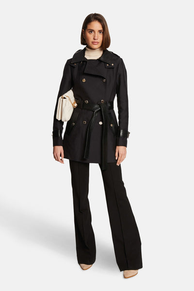 Veste noire par Morgan de Toi, avec ceinture, portée avec un pull et un pantalon noirs.