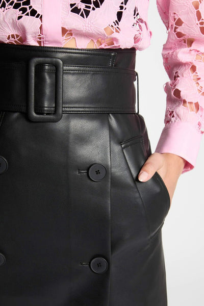 Jupe longue en cuir noir de Morgan de Toi avec ceinture à boucle carrée et boutons décoratifs.