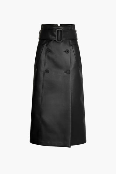 Jupe longue noire en similicuir de Morgan de Toi avec une ceinture à boucle et une fermeture à boutons-pression.

