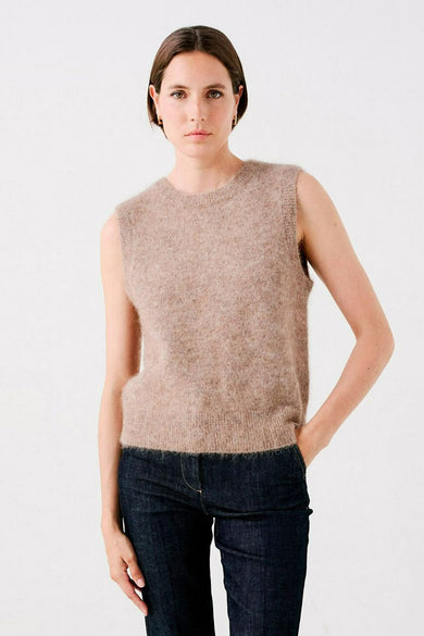 Débardeur beige en maille duveteuse de CAROLL, porté avec un jean bleu foncé.
