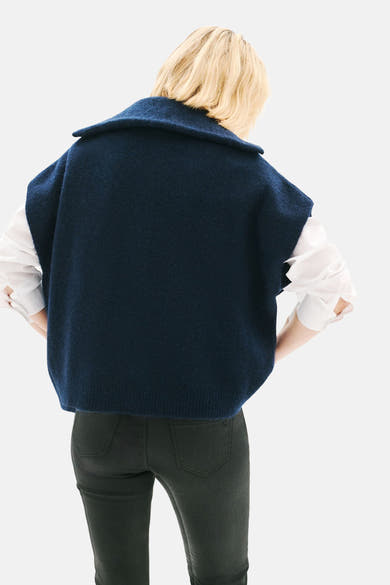 Blauwe CAROLL-gilet, gedragen over een wit overhemd en een donkergroene broek, achterzicht.