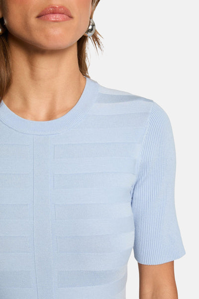 Pull à col rond bleu de Morgan de Toi avec motif géométrique ton sur ton et manches courtes côtelées.

