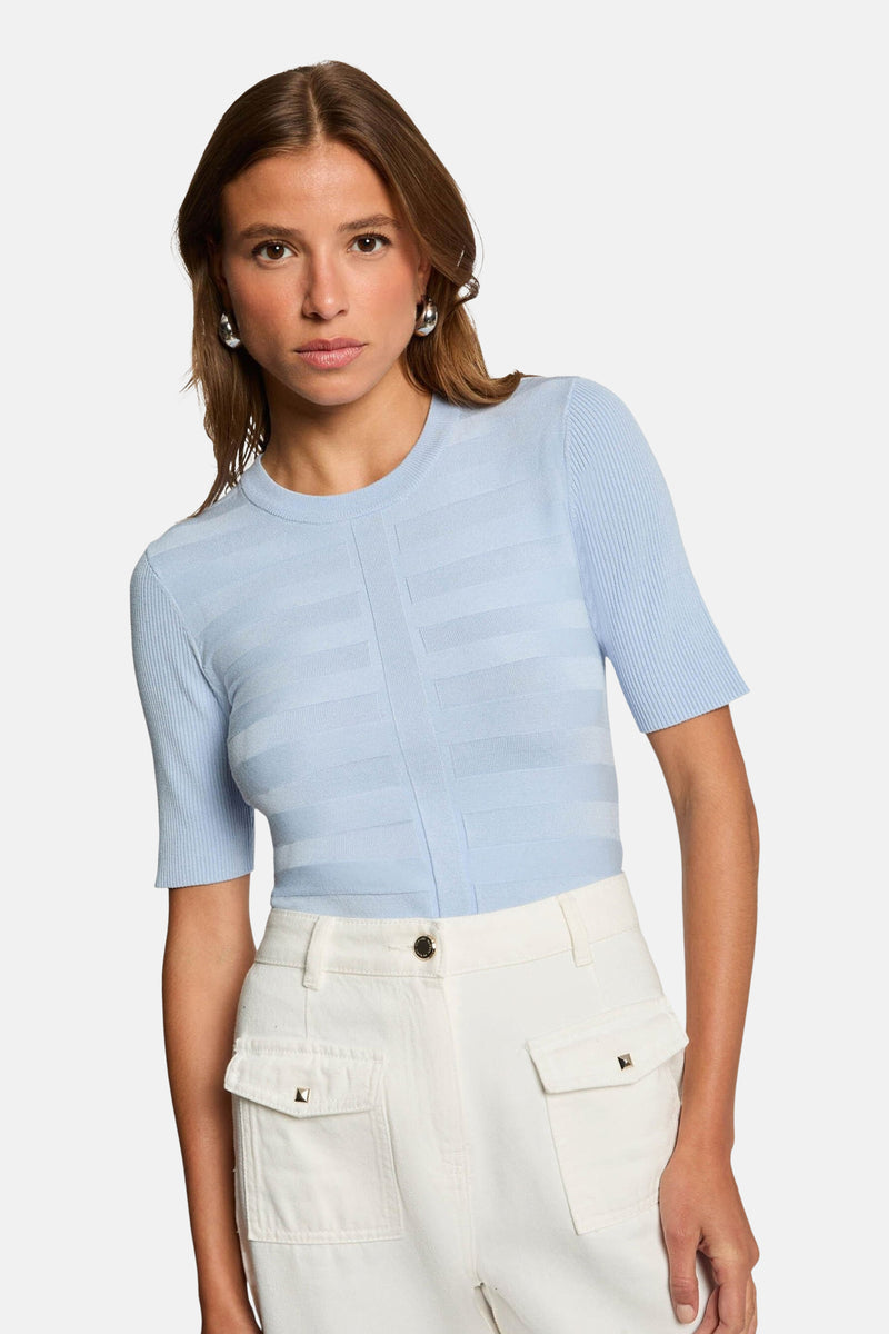 Ronde hals trui van Morgan de Toi in het blauw, met horizontale strepen en een witte broek met zakken.