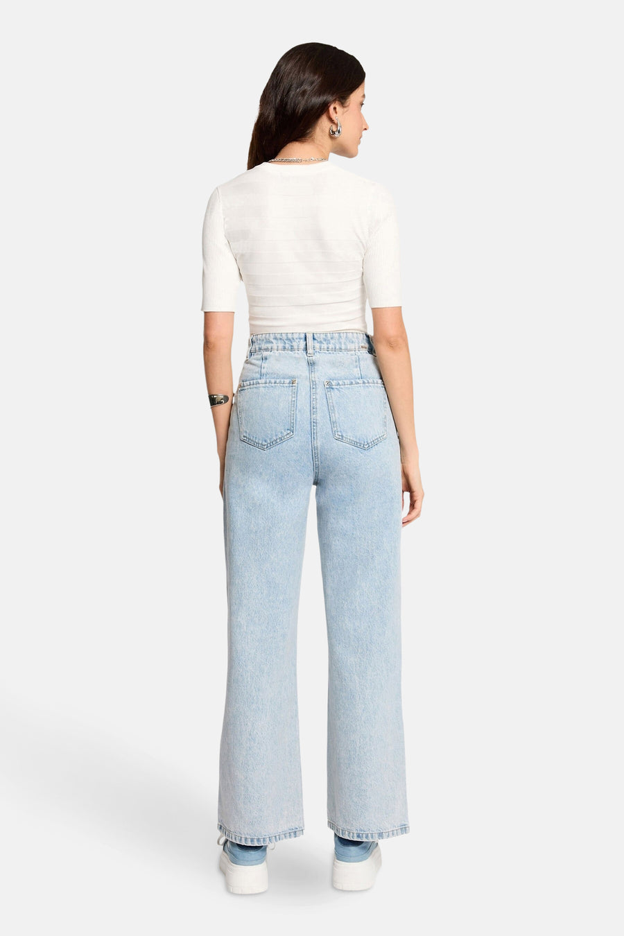 Witte rondehals-trui van Morgan de Toi, gedragen met een high-waist spijkerbroek.