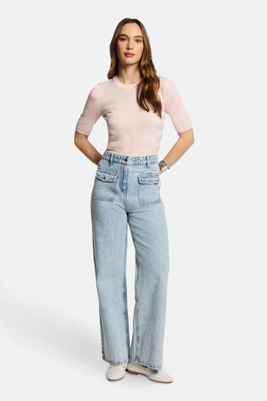 Roze trui met ronde hals van Morgan de Toi, met horizontaal ribbelpatroon, gedragen met een high-waisted jeans.