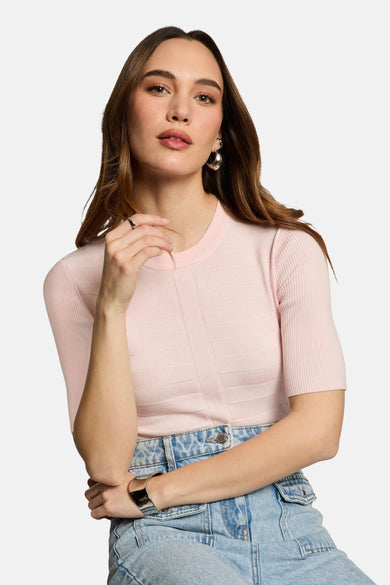Roze trui met ronde hals van Morgan de Toi, subtiel geometrisch patroon, gedragen met een high-waisted jeans.