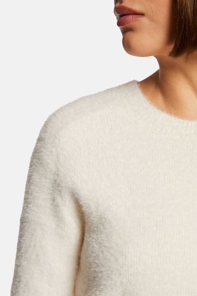 Pull col O écru de Morgan de Toi, en maille duveteuse, coupe décontractée, détail du col rond.
