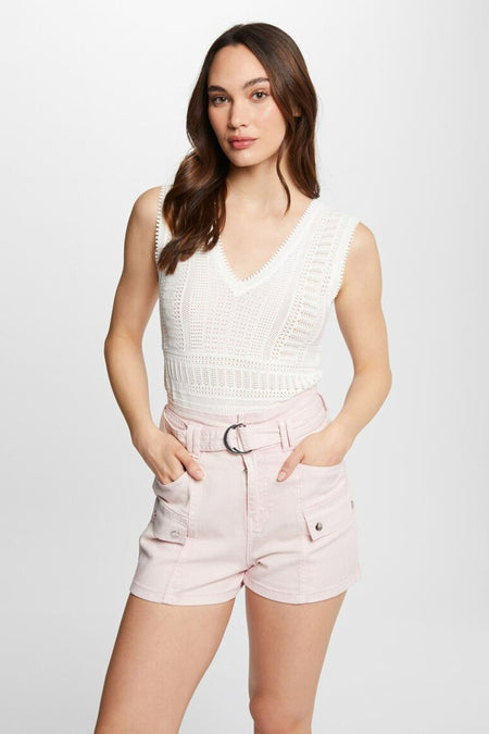 Top blanc sans manches de Morgan de Toi en crochet à col en V, porté avec un short rose.