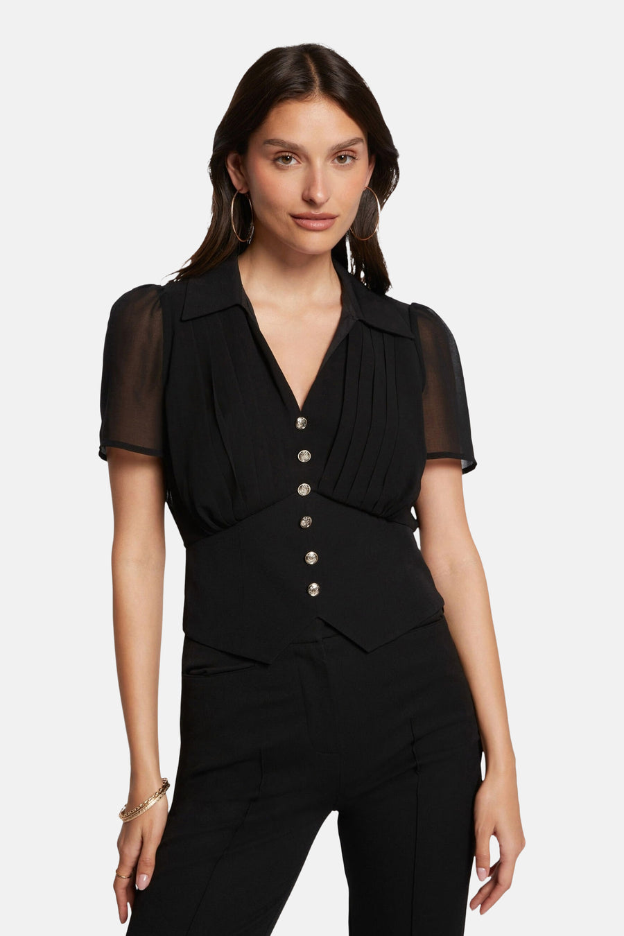 Zwarte blouse met korte mouwen van Morgan de Toi met knopen en decoratieve plooien.