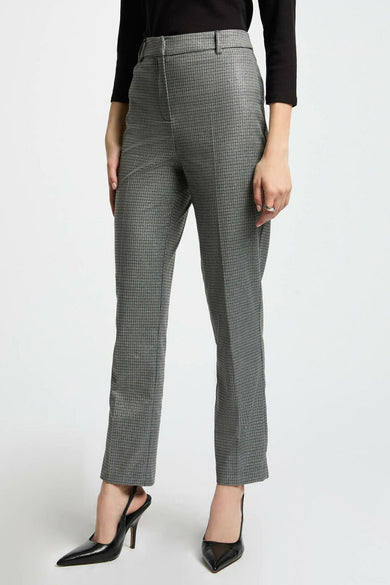 Pantalon de costume gris par Morgan de Toi, à motif carreaux, porté avec un chemisier noir et des escarpins noirs.