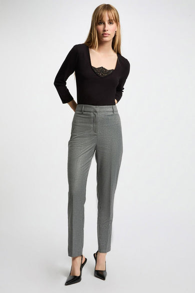 Pantalon de costume gris à carreaux by Morgan de Toi, porté avec un haut noir à dentelle et des escarpins noirs.
