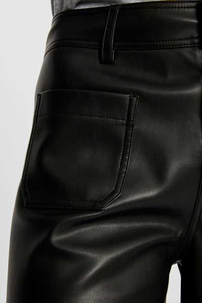 Pantalon coloré noir en similicuir de Morgan de Toi, avec poche arrière plaquée et passants de ceinture.