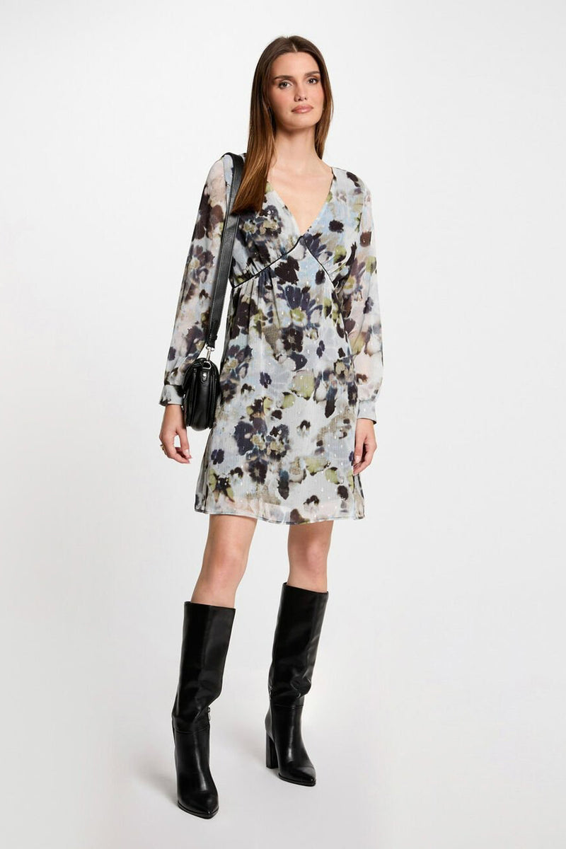 Robe à manches longues multicolore de Morgan de Toi avec imprimé floral et portée avec des bottes noires.
