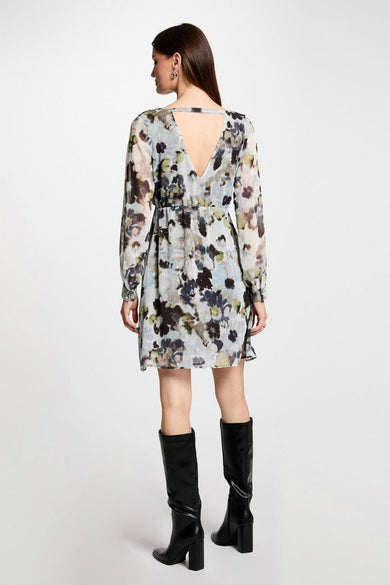 Robe à manches longues multicolore de Morgan de Toi avec imprimé floral et décolleté en V au dos, portée avec des bottes noires.

