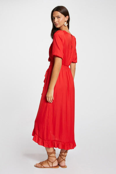 Robe orange à manches courtes de Morgan de Toi avec détail volanté et sandales lacées.
