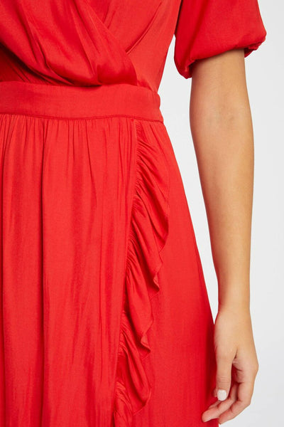Oranje jurk met korte mouwen van Morgan de Toi met ruche-detail en draperie aan de taille.