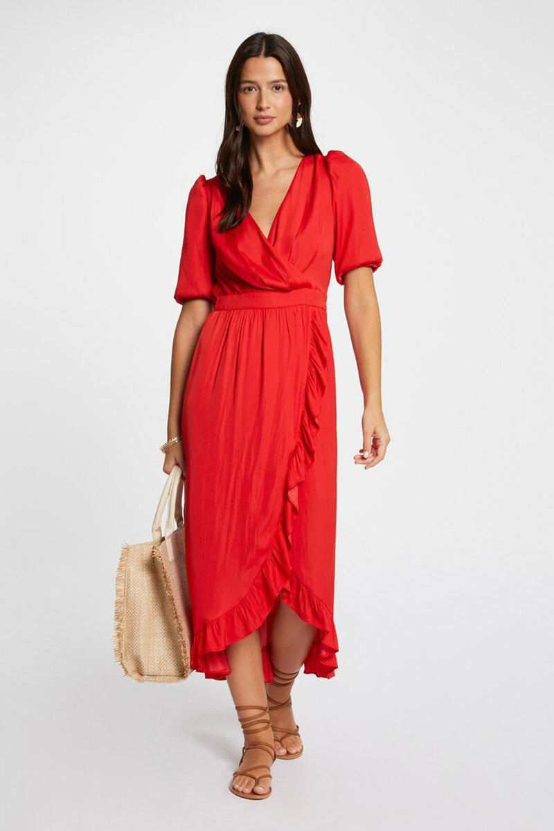 Robe orange à manches courtes de Morgan de Toi, avec des volants et une femme portant des sandales.
