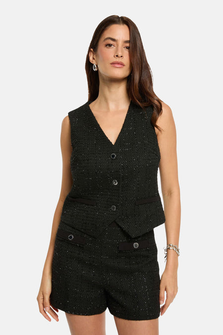 Short noir de Morgan de Toi, à motif texturé, orné de poches à boutons décoratifs.