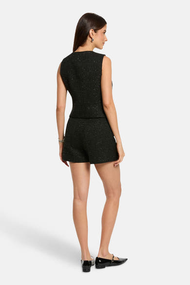 Short noir de Morgan de Toi, avec une texture tweed et porté avec un haut coordonné.