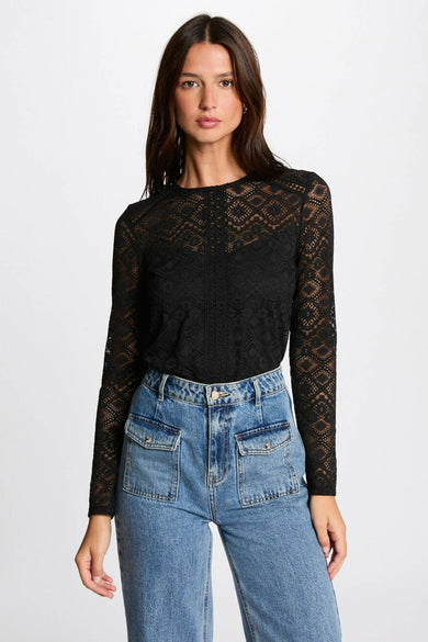 Zwarte T-shirt met lange mouwen van Morgan de Toi met kanten patroon, gedragen met een hoge taille spijkerbroek in het blauw.