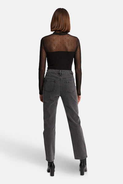 T-shirt noir à manches longues de Morgan de Toi, avec un motif à pois et porté avec un jean gris.