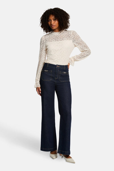 Witte kanten blouse met lange mouwen van Morgan de Toi, met opstaande kraag en pofmouwen.